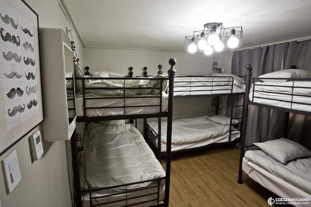 Travel Holic Hostel *