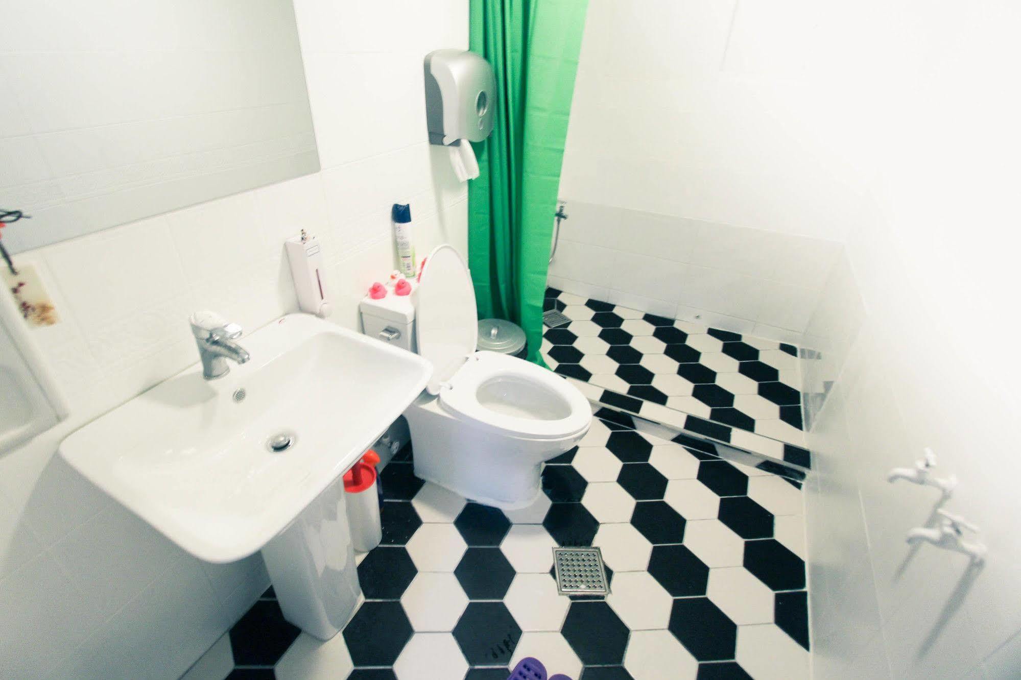 Travel Holic Hostel *